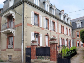 Holiday Home Le Jardin du Bourg - SQY101